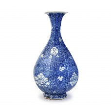 1425 A octagonal shape B&W Yuhuchun vase 
